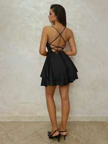 SHEIN BAE Vestido corto de satén con cuello pronunciado, tirantes finos, espalda descubierta, lazo y dobladillo acampanado de doble capa, apropiado para damas de honor, invitadas de boda, despedida de soltera, baile de graduación, fiesta de Navidad - Negro - Ver 5