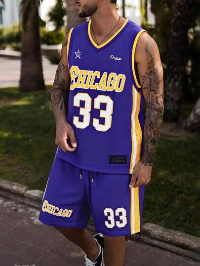 Manfinity Homme 男士运动街头服饰套装，包含一件宽松的紫色上衣和短裤，采用网眼面料制成，印有数字 33 和芝加哥图案。篮球短裤采用弹性腰带设计，非常适合音乐节和日常穿着。这套服装是送给男友或丈夫的绝佳礼物，完美融合了街头风格和 Y2K 美学。图案短裤，男士短裤套装，男士两件套，男士休闲数字印花 V 领上衣和短裤套装，运动衫，男士篮球短裤