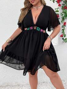 SHEIN Clasi فستان قطعة كبيرة الحجم من شيفون مزخرف بأعمال الكروشيه باشكال ملاصقة مع طرف مكسر - الأسود - مشاهدة 3