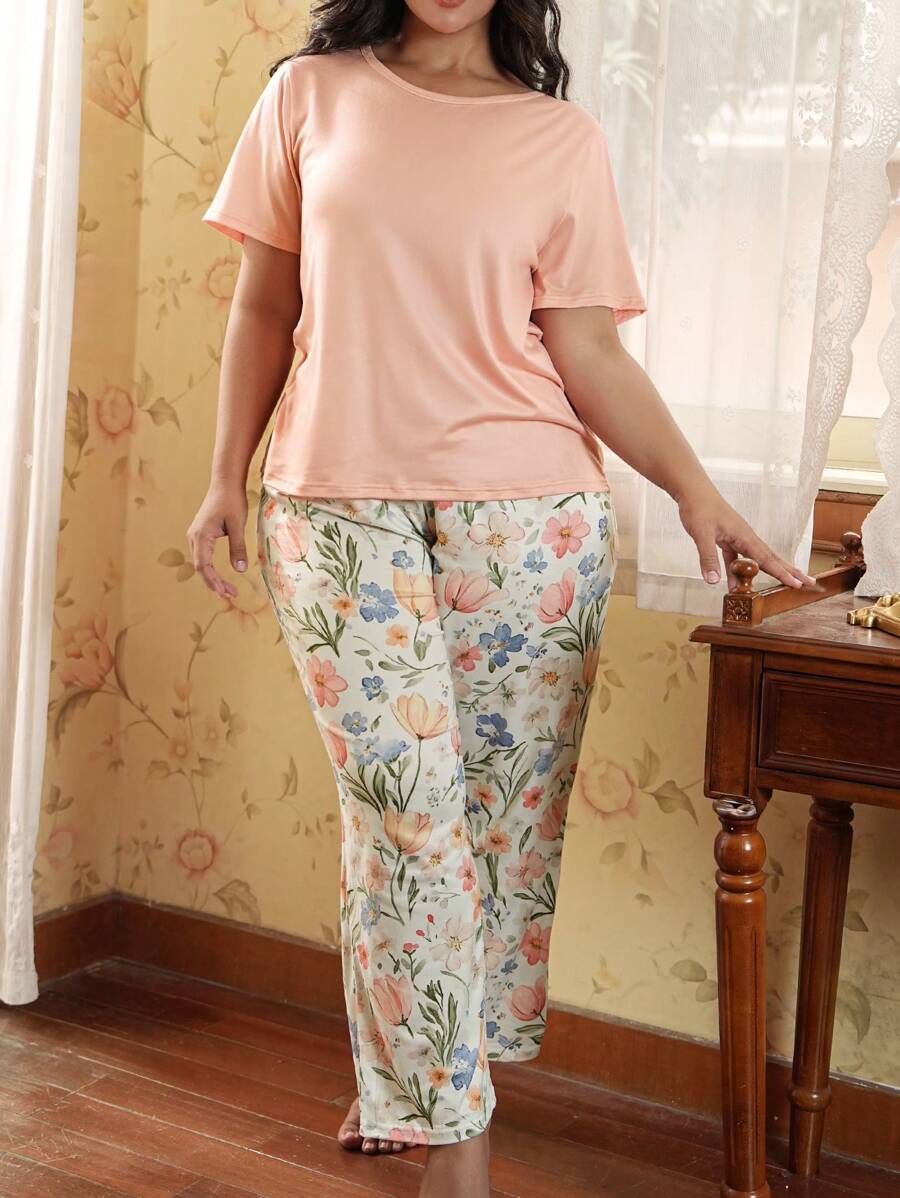 大码女式短袖上衣和花卉印花裤睡衣套装