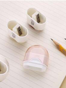 SHEIN 1 pieza Cinta correctora creativa de 2,75 pulgadas * 1,57 pulgadas, sacapuntas y borrador 2 en 1, suministros de aprendizaje multiusos, útiles escolares para exámenes, revisión de escritura, regalos de estudiante, pequeño y lindo, fácil de llevar. De vuelta a la escuela