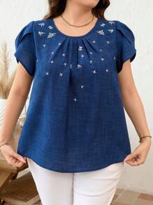 SHEIN Clasi Bluzka damska Curvy Plus Size w stylu retro, elegancka, z niebieskiego sztucznego dżinsu, z kwiatowym haftem i płatkami, na co dzień, na lato, na co dzień, na co dzień, na lato, na lato, na co dzień, na lato, na lato, na co dzień, na wiosnę, na wakacje, na wiosenną przerwę, na wyjście, na elegancko, skromnie - Niebieski - Zobacz 3