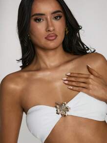 SHEIN BAE Ensemble de bikini bandeau sexy d'un seul couleur pour femmes, tenue de plage d'été. Maillot de bain dos nu sexy avec accessoires décoratifs dorés élégants. Tenues de baignade d'été pour femmes. Ensemble de bikini, tenues de vacances pour femmes, maillots de bain pour femmes. Ensembles de 2 pièces pour les tenues de plage des femmes, vêtements occidentaux pour femmes - Blanc - Voir 6