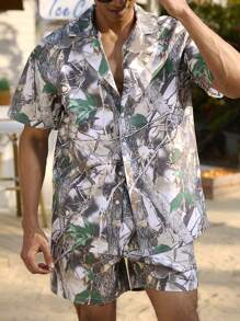 Manfinity Swimmode Conjunto de camisa de manga corta con estampado de ramas y pantalones cortos de playa informal para hombre