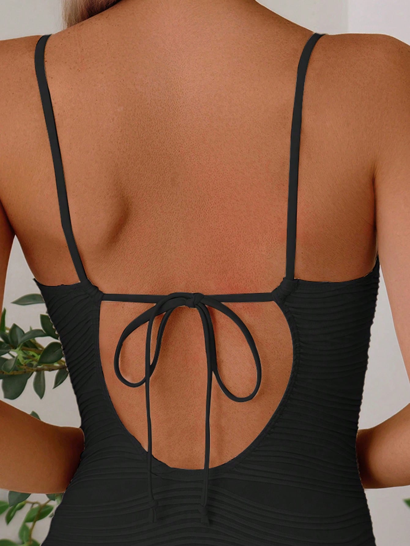 SHEIN Swim Maiô Casual de Peça Única para Férias, Ajuste Slim, com Tecido Texturizado de Cor Sólida, Franzido, Laço Traseiro, para Uso na Praia no Verão - Preto - Visão 5