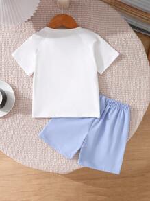 Conjunto de 2 piezas para niños jóvenes - Camiseta holgada con patrón de festival y cinta reflectante + Pantalones cortos de sarga azul - Celeste - Ver 2
