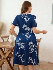 SHEIN Clasi 大码女式花卉印花 V 领短袖休闲连衣裙 - 藍色 - 查看 6