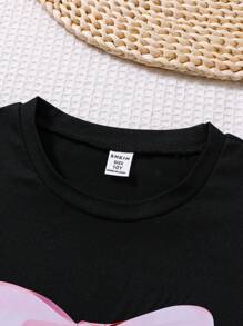 SHEIN Set de 2 piezas para niñas: camiseta de cuello redondo con estampado de cerezas de estilo casual y shorts vaqueros rotos con dobladillo deshilachado, para primavera/verano