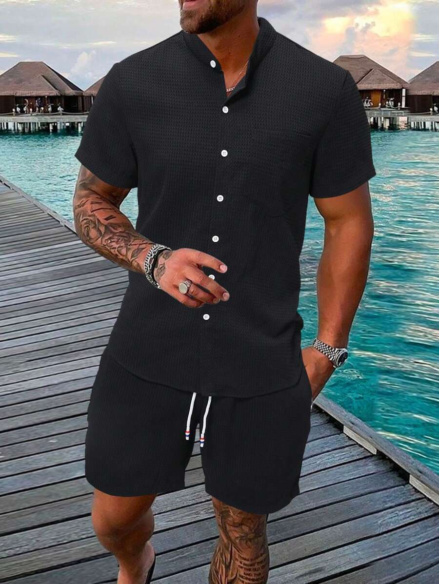 Manfinity Homme 2 Stücke Herren einfarbiges Hemd mit Brusttasche und Kurzarm sowie Shorts Set - Schwarz - Übersicht 1
