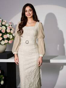 Modelyn Robe moulante avec encolure carrée, manches bouffantes et ourlet fendu, style français