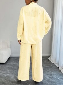 Firerie Conjunto informal de 2 piezas talla grande: Camisa con estampado de lazo a rayas rojas y blancas y pantalones rectos, versátil para usar en casa y al aire libre - Amarillo - Ver 3