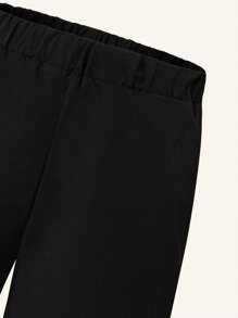 SHEIN Explorewe Set de 2 piezas de ropa para niños: Camiseta casual de estilo retro americano con estampado de letras y parches + Pantalones cortos negros, adecuado para uso diario en primavera y verano - Multicolor - Ver 5