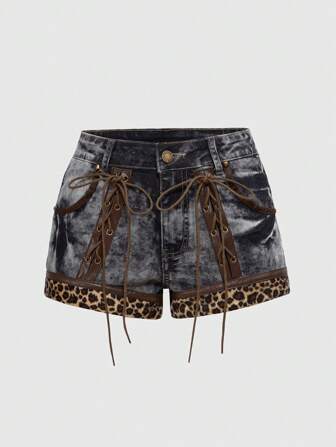 Short en jean à laçage à la taille basse avec motif léopard patchwork PU style hippie, boho et Y2K