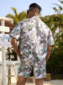 Manfinity Swimmode Conjunto de camisa de manga corta con estampado de ramas y pantalones cortos de playa informal para hombre