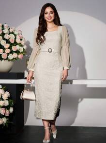Modelyn Robe moulante avec encolure carrée, manches bouffantes et ourlet fendu, style français