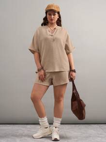 SHEIN LUNE Conjunto informal de 2 piezas de talla grande con top de manga corta y cuello en V de unicolor y shorts para verano, atuendo para vacaciones, playa, primavera, estilo boho, resort