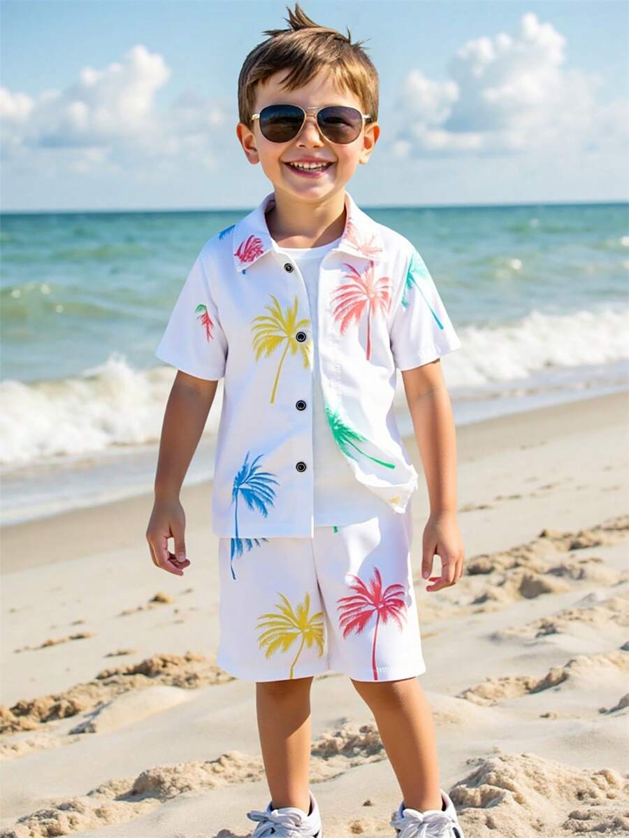 SHEIN Set de 2 piezas de camisa de manga corta con estampado de palmera y pantalones cortos casuales para niño, apto para verano