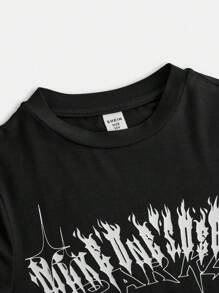 Camiseta corta de estilo gótico con dobladillo curvo y diseño gráfico de letra para niñas preadolescentes, ideal para salidas informales, vuelta al colegio, Y2K y conjuntos a juego con mamá