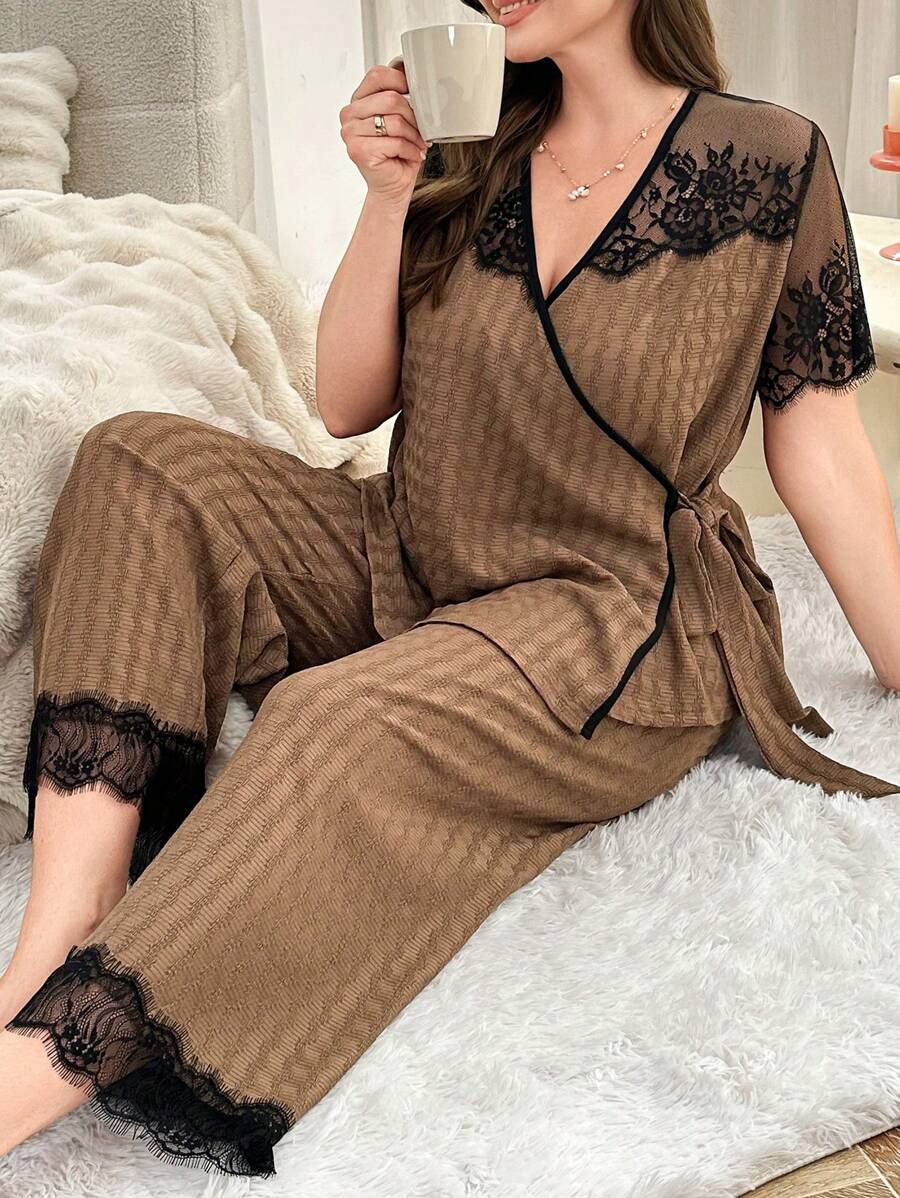 大码女式两件套睡衣套装，蕾丝拼接，露肩短袖上衣和抽绳长裤，拼色，服装