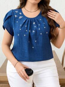 SHEIN Clasi Bluzka damska Curvy Plus Size w stylu retro, elegancka, z niebieskiego sztucznego dżinsu, z kwiatowym haftem i płatkami, na co dzień, na lato, na co dzień, na co dzień, na lato, na lato, na co dzień, na lato, na lato, na co dzień, na wiosnę, na wakacje, na wiosenną przerwę, na wyjście, na elegancko, skromnie - Niebieski - Zobacz 1