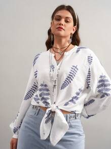SHEIN LUNE SHEINLUNE Camisa com Bainha Anodada Bordada Plus Size para Mulheres, Estilo Boho Rave de Primavera para Férias de Primavera, Estilo Old Money para Mulheres, Rave Concert, Rave Festival, Rave Country Concert Nashville, Ibiza, Vestimenta Oeste, Mulher BOHO, Férias, Mulher Elegante Floral, Mulher Páscoa, Top Páscoa - Azul e Branco - Visão 6