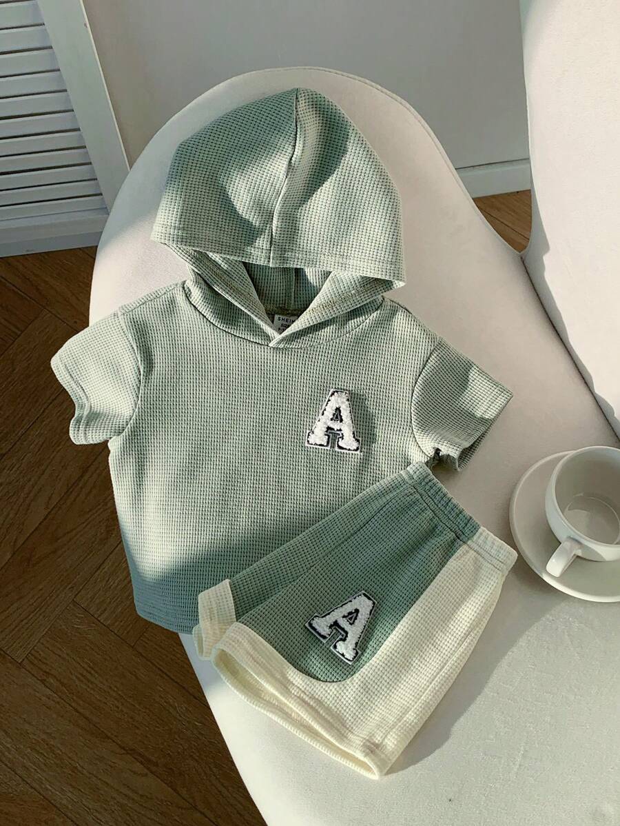 SHEIN Leap Crew 2 件装男婴可爱休闲韩版运动针织撞色字母连帽上衣短裤套装,夏季 - 彩色 - 查看 1