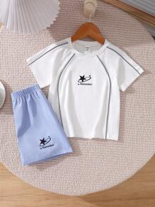 Conjunto de 2 piezas para niños jóvenes - Camiseta holgada con patrón de festival y cinta reflectante + Pantalones cortos de sarga azul - Celeste - Ver 6