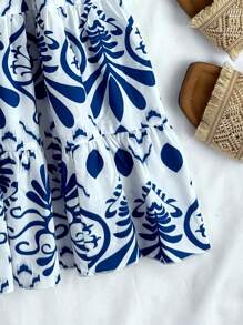 SHEIN 少女蓝色花卉印花白色背景紧身胸衣腰部 A 字形吊带连衣裙，度假风格