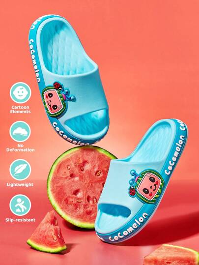 CoComelon X SHEIN Dép trẻ em hình dưa hấu hoạt hình dễ thương màu xanh dương, nhẹ và thoải mái, làm từ chất liệu EVA, có thể thấm nước, phù hợp cho trẻ em, đi biển, hoạt động ngoài trời, ở nhà, cả bé trai và bé gái đều có thể mang.