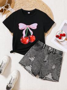 SHEIN Set de 2 piezas para niñas: camiseta de cuello redondo con estampado de cerezas de estilo casual y shorts vaqueros rotos con dobladillo deshilachado, para primavera/verano