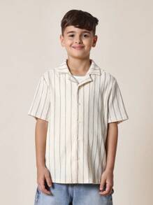 SUMWON Camisa casual con botones para jóvenes de manga corta, con textura de rayas, para verano, primavera, vacaciones, resort, campamento, estilo moderno clásico y colegial