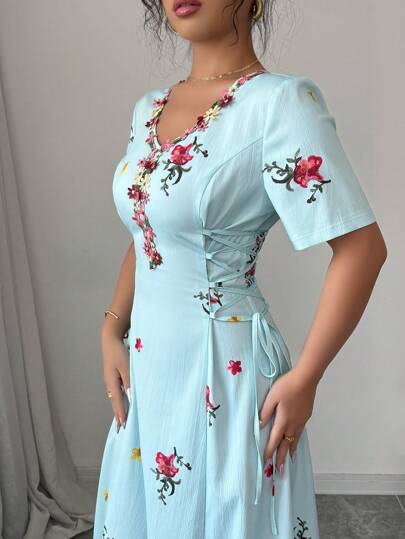 Al Najma Robe élégante style arabe avec imprimé floral, col V, manches courtes, taille nouée sur le côté pour femmes