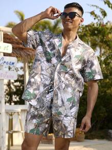 Manfinity Swimmode Conjunto de camisa de manga corta con estampado de ramas y pantalones cortos de playa informal para hombre