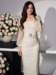 Modelyn Robe moulante avec encolure carrée, manches bouffantes et ourlet fendu, style français
