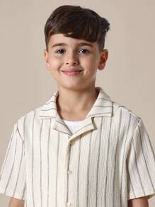 SUMWON Camisa casual con botones para jóvenes de manga corta, con textura de rayas, para verano, primavera, vacaciones, resort, campamento, estilo moderno clásico y colegial