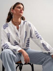 SHEIN LUNE SHEINLUNE Camisa com Bainha Anodada Bordada Plus Size para Mulheres, Estilo Boho Rave de Primavera para Férias de Primavera, Estilo Old Money para Mulheres, Rave Concert, Rave Festival, Rave Country Concert Nashville, Ibiza, Vestimenta Oeste, Mulher BOHO, Férias, Mulher Elegante Floral, Mulher Páscoa, Top Páscoa - Azul e Branco - Visão 3