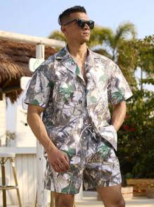 Manfinity Swimmode Conjunto de camisa de manga corta con estampado de ramas y pantalones cortos de playa informal para hombre