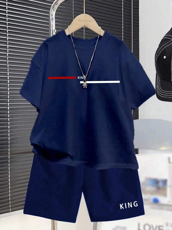 SHEIN Set informal de 2 piezas de camiseta de manga corta con cuello redondo y estampado gráfico de la letra "King" talla grande pantalones cortos a rayas para niños preadolescentes, apto para el verano