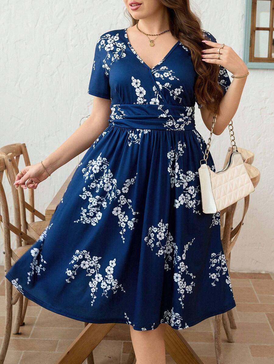 SHEIN Clasi 大码女式花卉印花 V 领短袖休闲连衣裙 - 藍色 - 查看 1