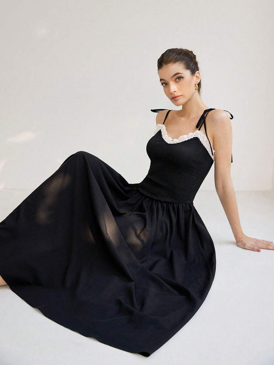 SHEIN Unity 优雅浪漫法式拼色荷叶边装饰细肩带黑色连衣裙,适合约会 - 黑色 - 查看 1