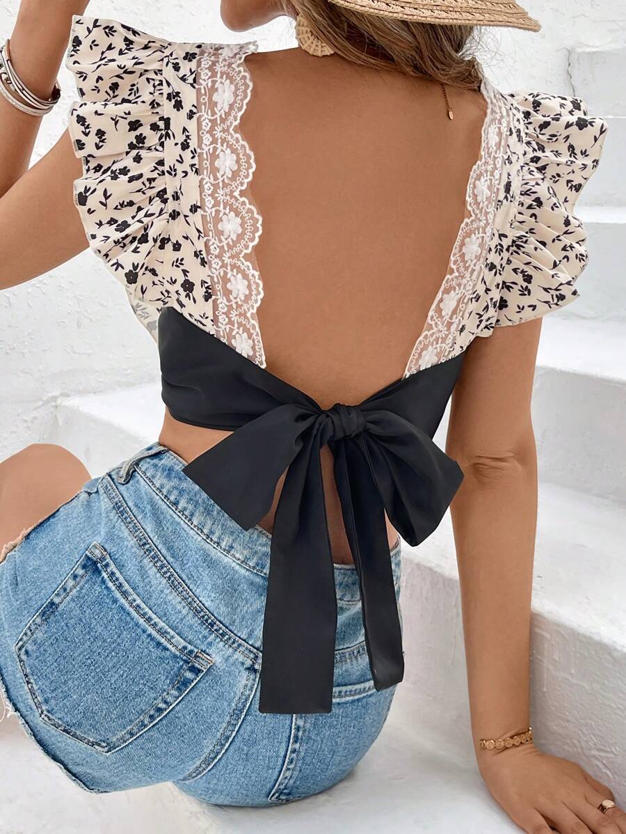 SHEIN Frenchy Blusa de mujer informal para vacaciones con estampado floral diminuto, con detalles de encaje en contraste, lazada en la parte delantera, recortes con volantes en la espalda, mangas cortas, cuello cuadrado, combinación de encaje, tela con estampado floral diminuto, nudo en la espalda con lazo en contraste, adecuada para vacaciones y uso diario, primavera/verano - Multicolor - Ver 1