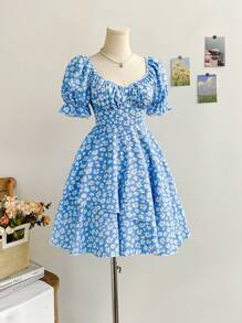 Soleia 女士清新蓝白雏菊碎花低领褶皱泡泡袖双荷叶边下摆迷你连衣裙，适合派对、乡村度假、约会、情人节、下午茶 - 彩色 - 查看 3