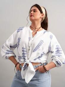 SHEIN LUNE SHEINLUNE Camisa com Bainha Anodada Bordada Plus Size para Mulheres, Estilo Boho Rave de Primavera para Férias de Primavera, Estilo Old Money para Mulheres, Rave Concert, Rave Festival, Rave Country Concert Nashville, Ibiza, Vestimenta Oeste, Mulher BOHO, Férias, Mulher Elegante Floral, Mulher Páscoa, Top Páscoa - Azul e Branco - Visão 7