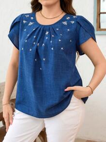 SHEIN Clasi Bluzka damska Curvy Plus Size w stylu retro, elegancka, z niebieskiego sztucznego dżinsu, z kwiatowym haftem i płatkami, na co dzień, na lato, na co dzień, na co dzień, na lato, na lato, na co dzień, na lato, na lato, na co dzień, na wiosnę, na wakacje, na wiosenną przerwę, na wyjście, na elegancko, skromnie - Niebieski - Zobacz 5