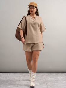 SHEIN LUNE Conjunto informal de 2 piezas de talla grande con top de manga corta y cuello en V de unicolor y shorts para verano, atuendo para vacaciones, playa, primavera, estilo boho, resort