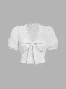 SHEIN MOD بلوزة كاجوال بيضاء بياقة V أنثوية وباطار نسيج جاكارد للنساء من المقاسات الكبيرة - أبيض - مشاهدة 1