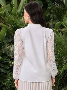 Modelyn Blusa da donna a manica lunga con colletto asimmetrico, in pizzo a motivo di girasole - Bianco - Visualizzare 4