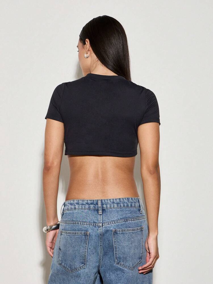 T-shirt basique à manches courtes et coupe courte torsadée sur le devant