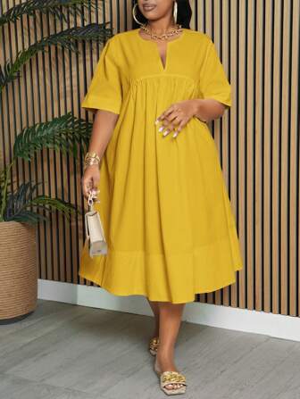 Slaydiva Robe ample et élégante, idéale pour le transport, les vacances et le casual. Robe mi-longue à col cranté, manches courtes, coupe évasée, en blanc unicolore. Pour femmes, printemps/été