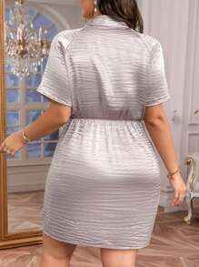 SHEIN Privé 大码优雅工作休闲聚会生日节日约会荷叶边领交叉不对称袖金属纹理面料紫色下摆迷你连衣裙 - 淡紫色 - 查看 3